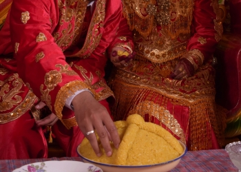 Sisampek: Tradisi Nasi Lamak Kuning Dalam Acara Pernikahan di Pesisir Selatan | Melany Marza
