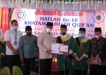 PontrenMu Kauman : Gubernur Sumatra Barat Serahkan Sertifikat Hafiz Qur’an Kepada Santri Kauman Padangpanjang